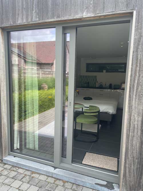 Q Studio Green Bed en Breakfast kamer
