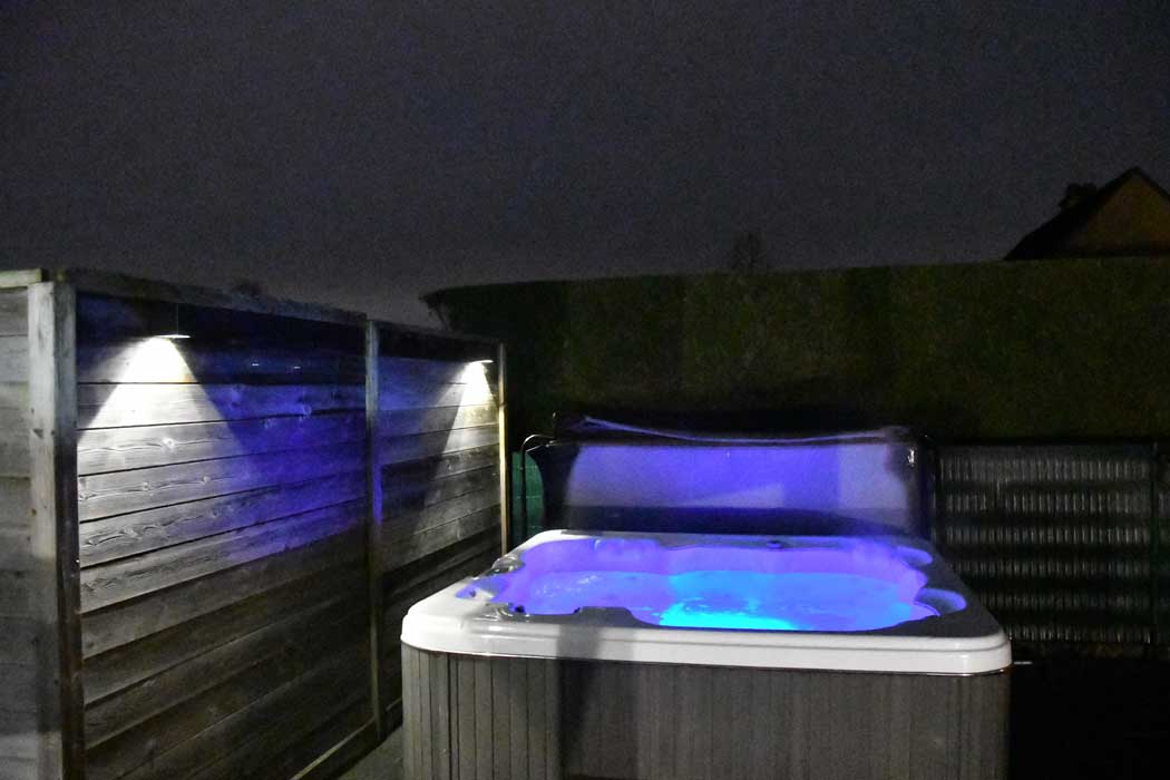 Q Guesthouse jacuzzi